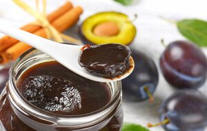 Соковита слива із шоколадом дає незвичне і смачне поєднання