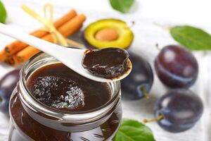 Сочная слива с шоколадом дает необычное и вкусное сочетание