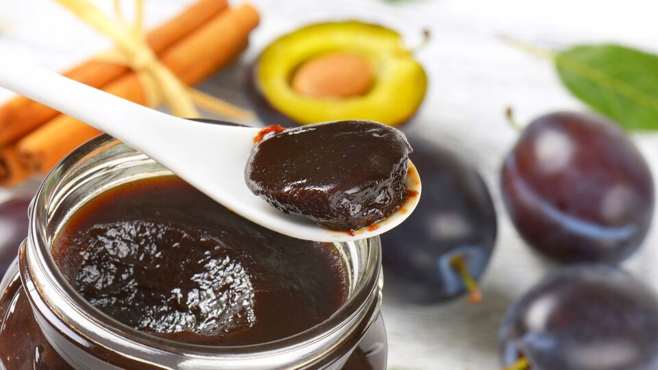 Соковита слива із шоколадом дає незвичне і смачне поєднання