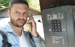 Слинько родился в Киеве, ему 45 лет