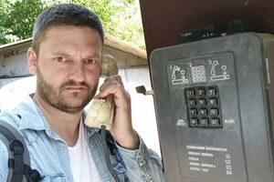 Слинько родился в Киеве, ему 45 лет