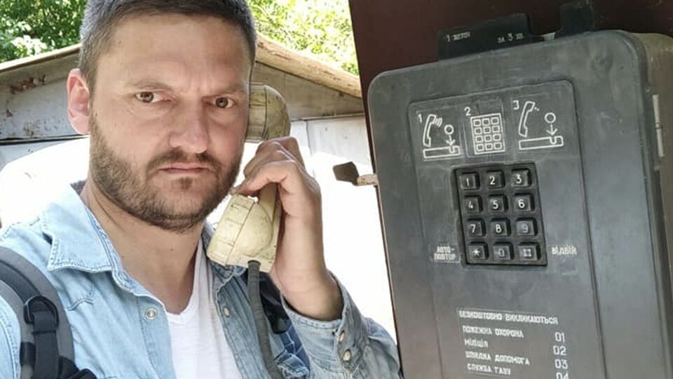 Слинько родился в Киеве, ему 45 лет