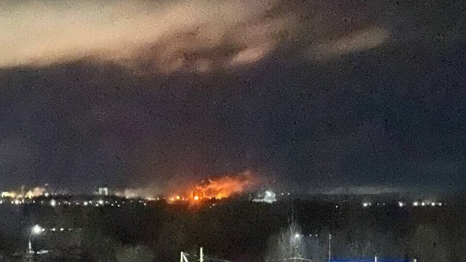 За даними місцевих жителів, атаковано НПЗ "НС-Ойл" у селищі Новоспаському