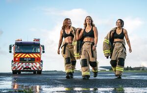Женщины-пожарные в своем проекте стремились избежать сексуализации женщин