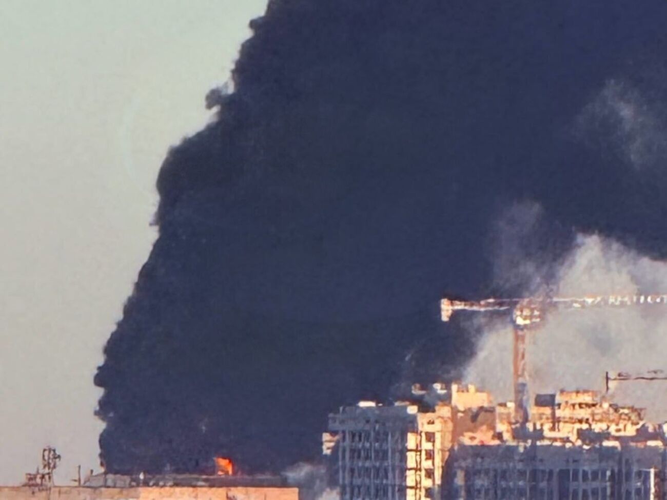 Из-за поражения нефтебазы, где хранилось топливо, на объекте начался масштабный пожар, поднимается огромный столб черного дыма