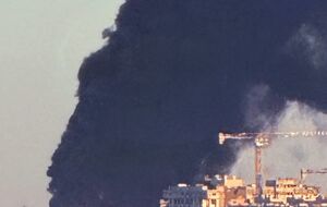 Из-за поражения нефтебазы, где хранилось топливо, на объекте начался масштабный пожар, поднимается огромный столб черного дыма