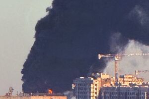 Из-за поражения нефтебазы, где хранилось топливо, на объекте начался масштабный пожар, поднимается огромный столб черного дыма