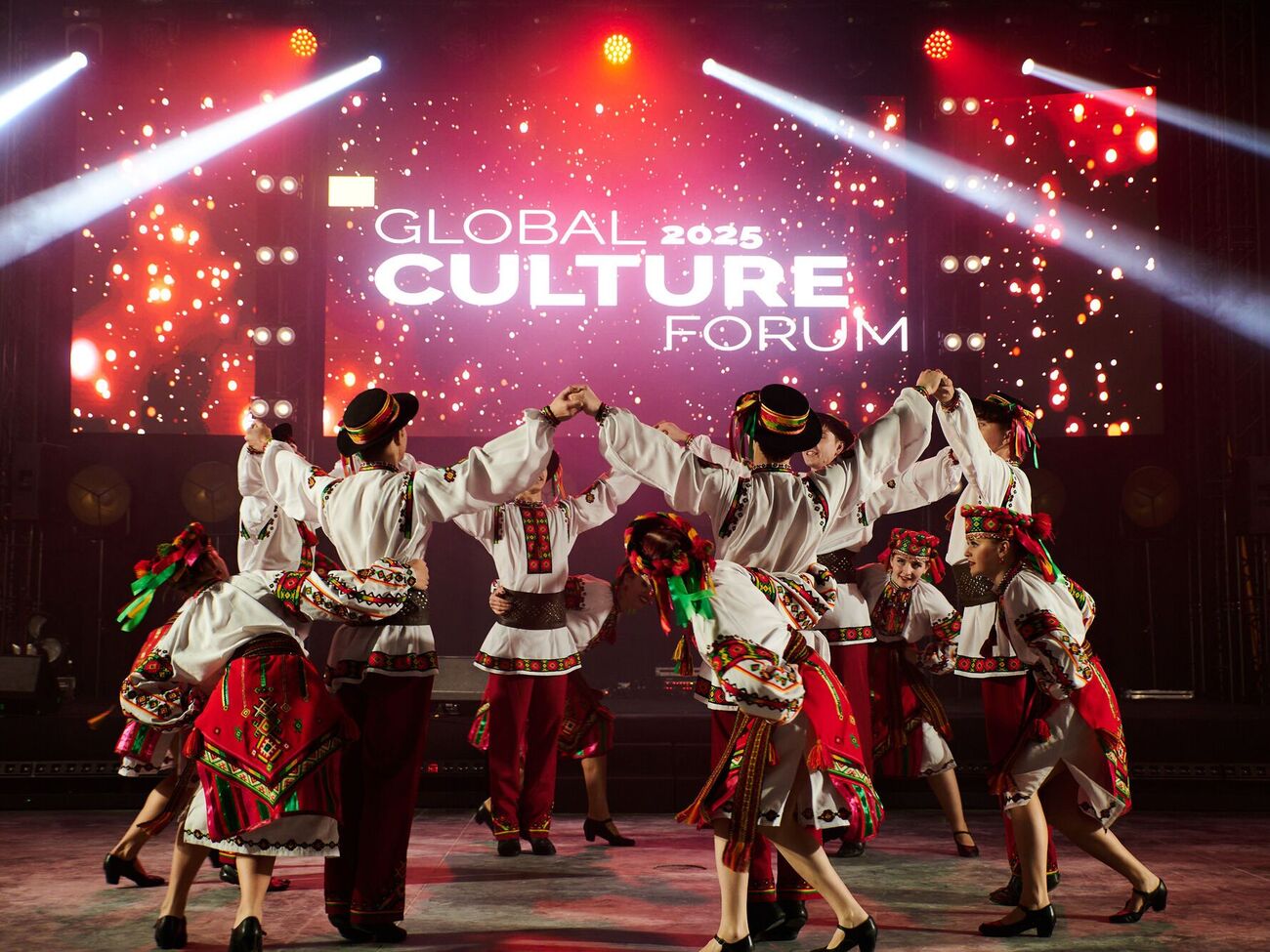 Основна тема цьогорічного форуму "підкреслює унікальну роль України як країни, що стоїть на перетині цивілізацій"