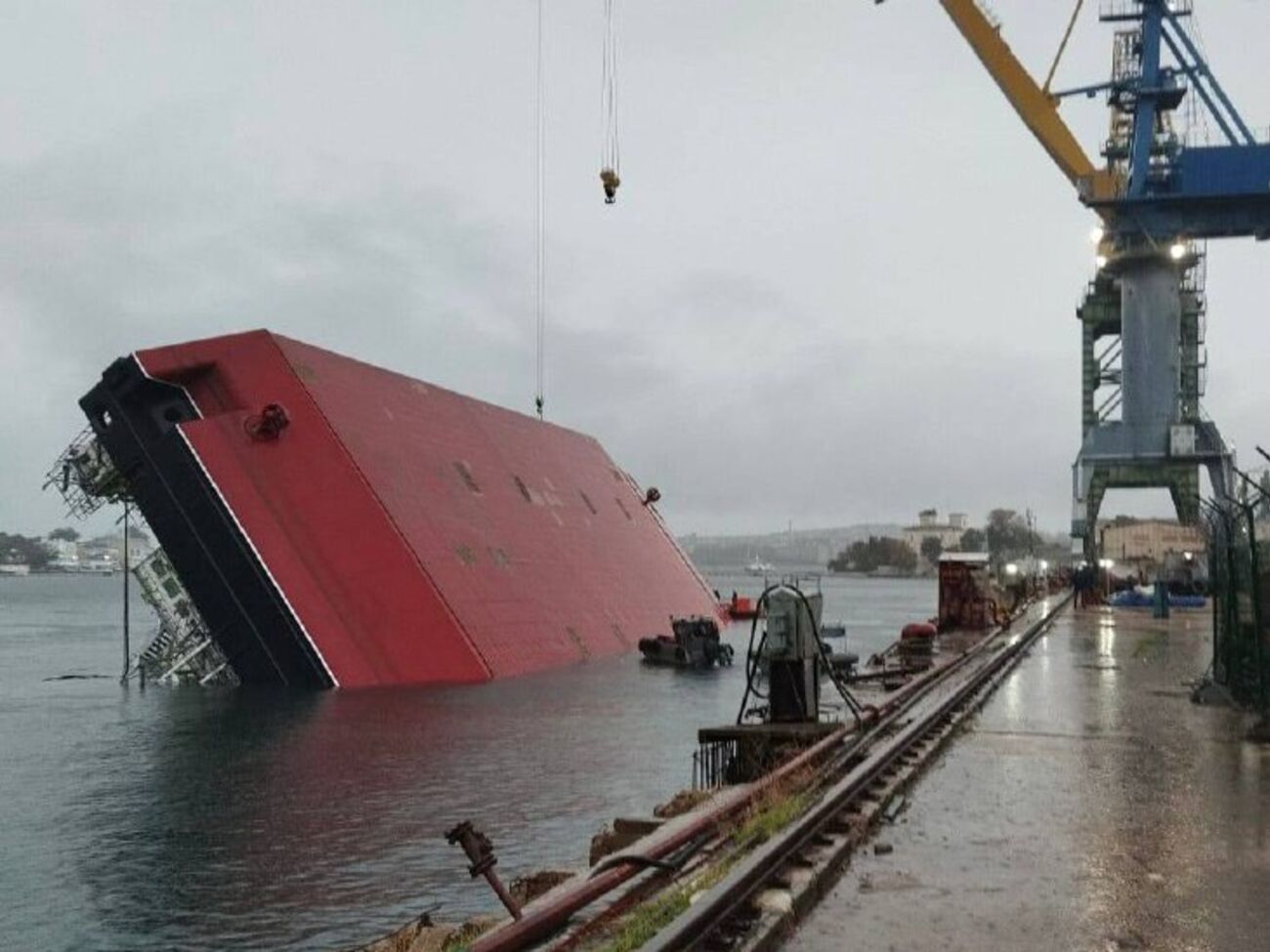 В аварии погибли два члена экипажа