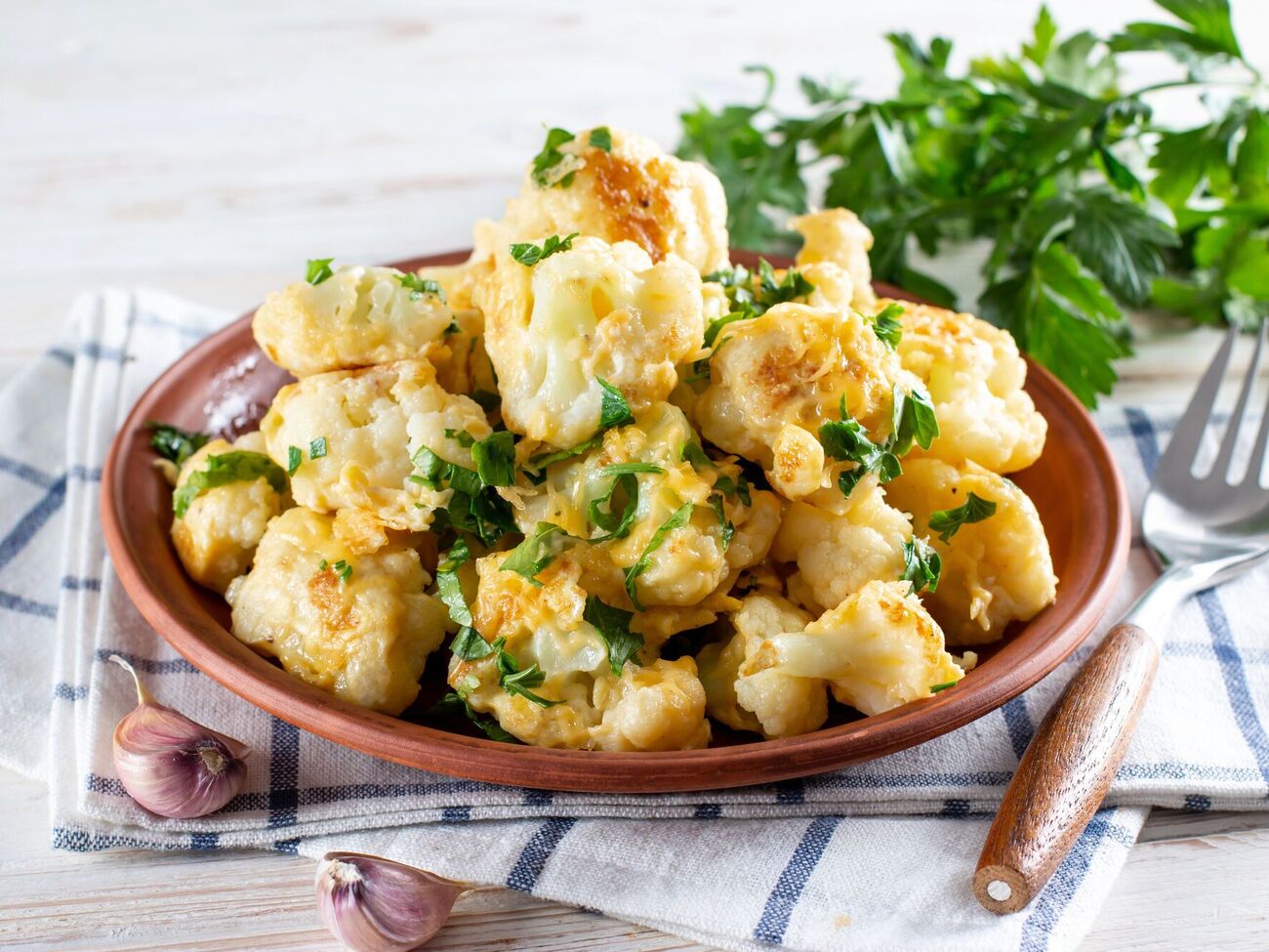 Для подачи готовой капусты используйте петрушку