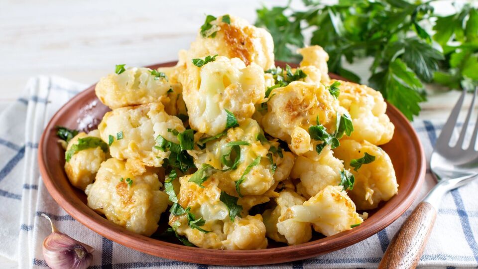 Для подачи готовой капусты используйте петрушку