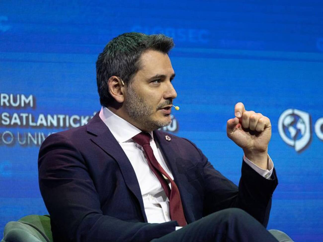 В ЕС, вводя санкции против России, постепенно отказываются от ее энергоносителей, отметил Чернев