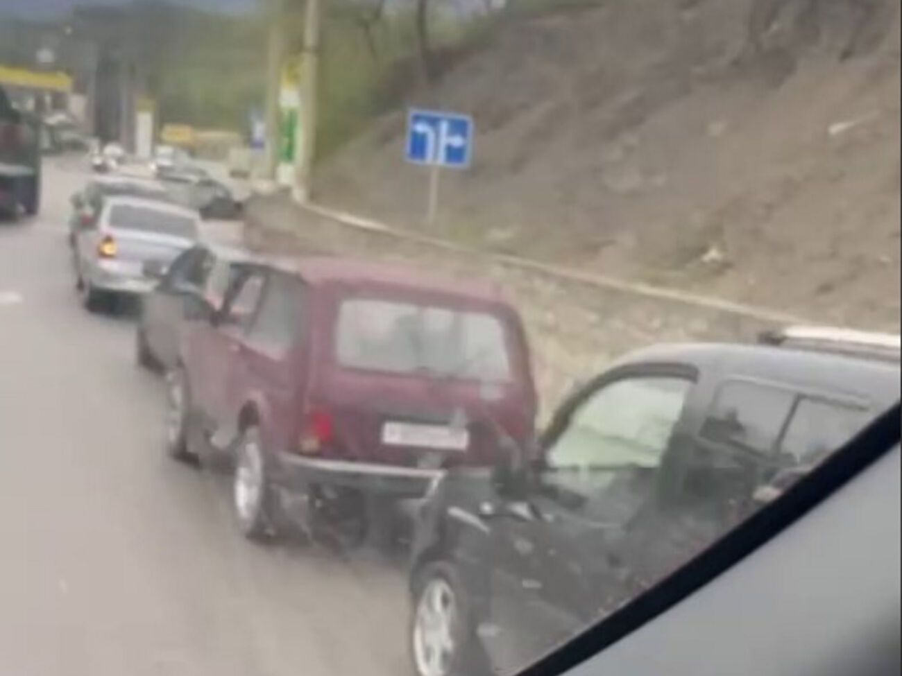 Теlegram-канал "Кримські бойові чайки" показал очереди на АЗС в Крыму