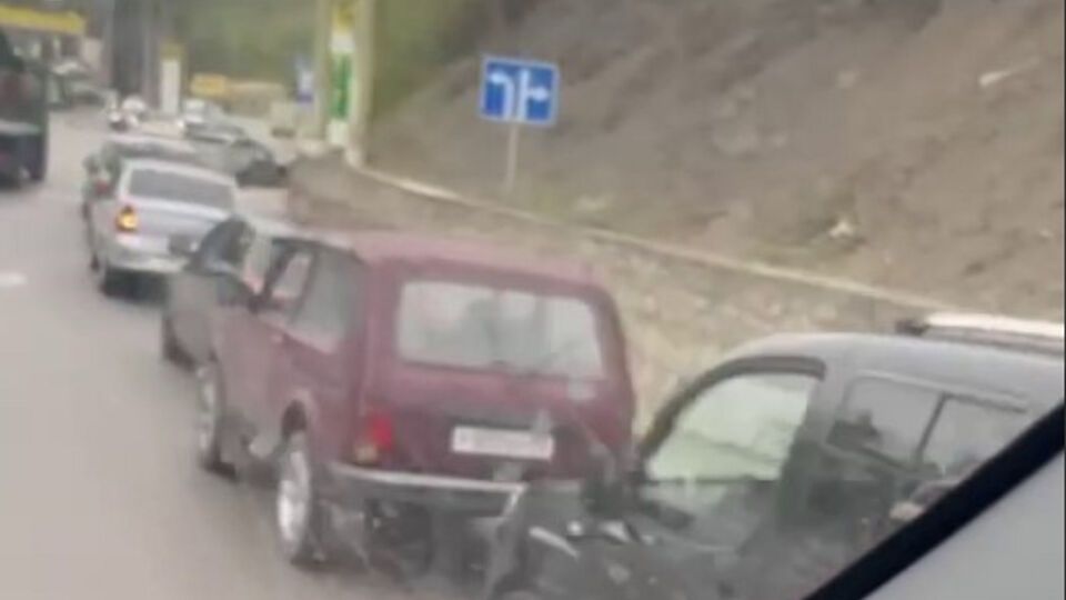 Теlegram-канал "Кримські бойові чайки" показал очереди на АЗС в Крыму