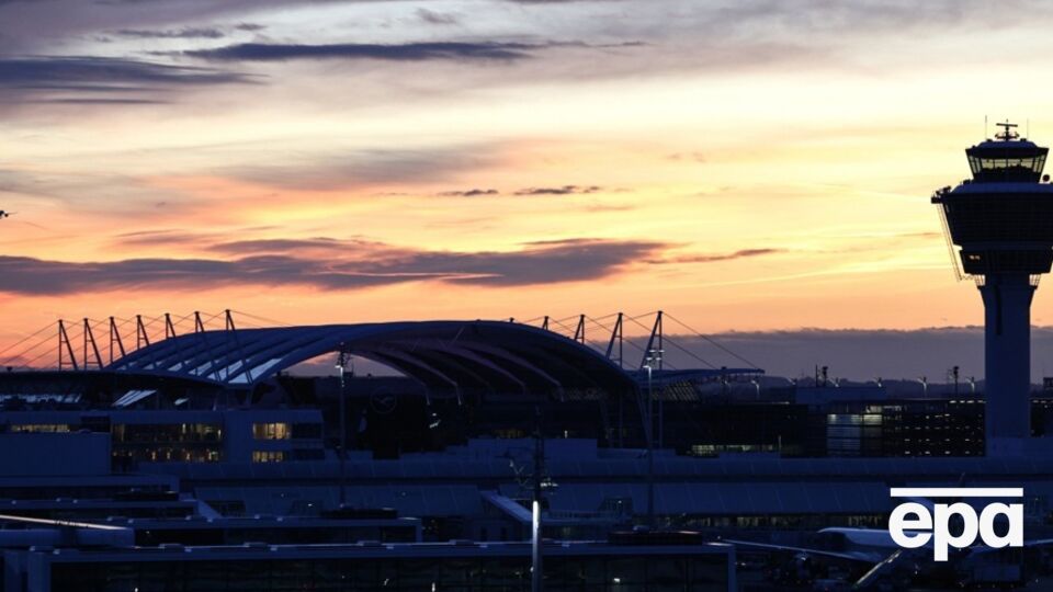 Из Мюнхена не смогло вылететь 17 рейсов, что коснулось почти 3 тыс. пассажиров, говорится в сообщении