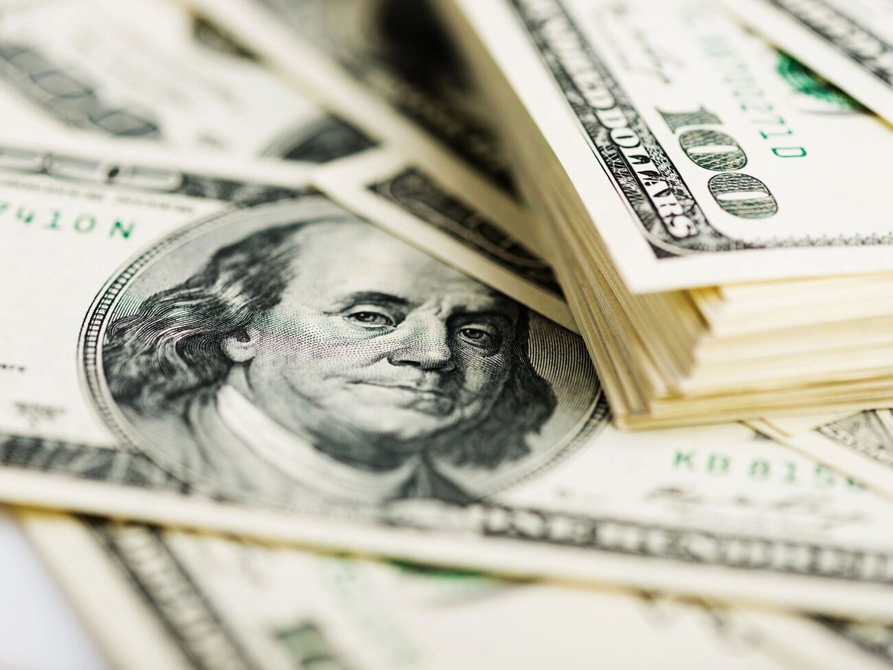 В сети шутят, что кот намяукал себе доллары