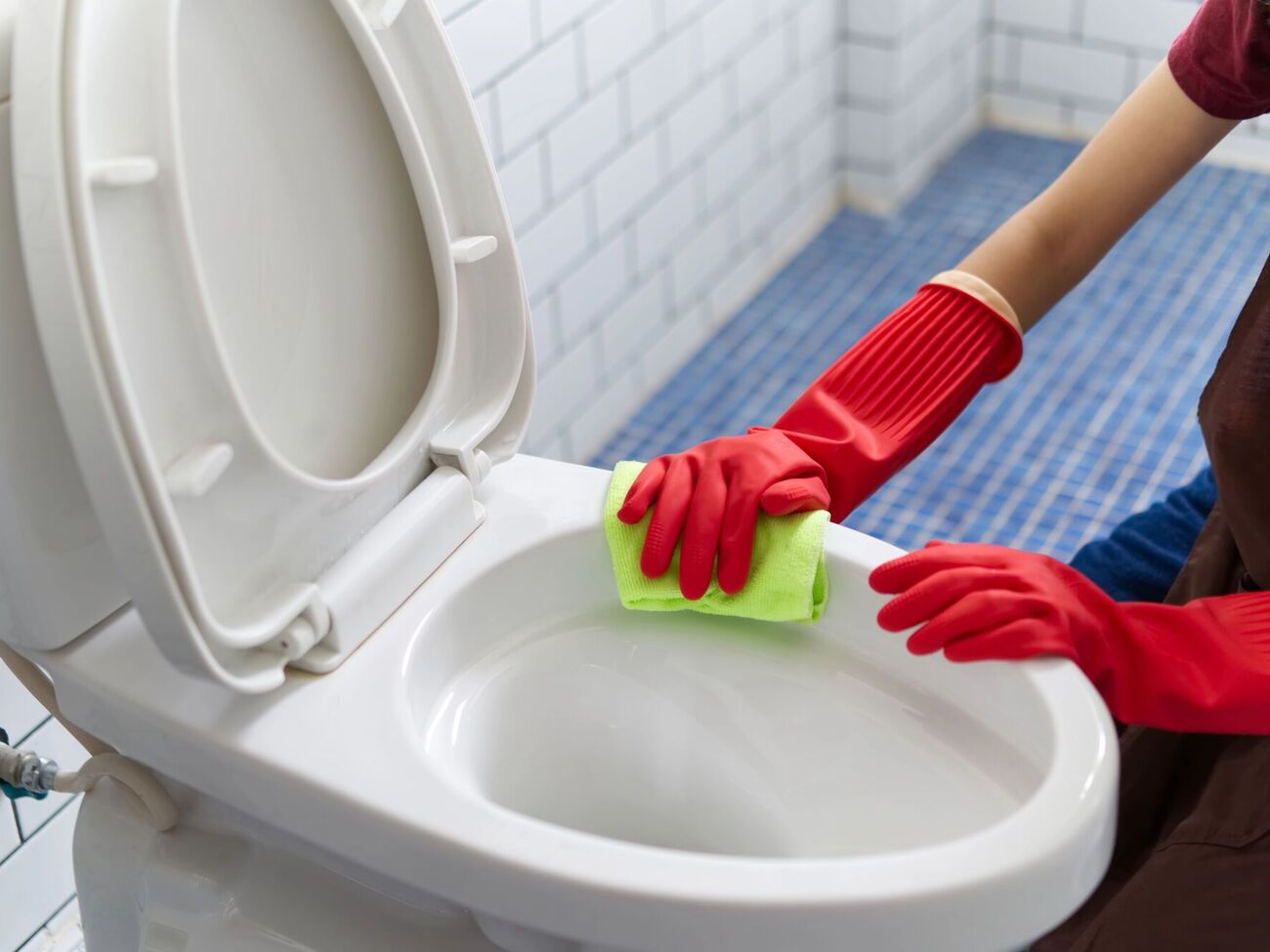 Для мытья туалета можно использовать соду и уксус