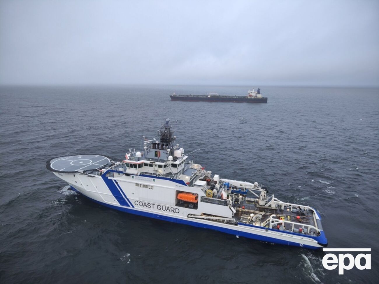 Судно пограничной службы и танкер Eagle S у полуострова Порккала Ниеми, Финляндия, 27 декабря 2024 года