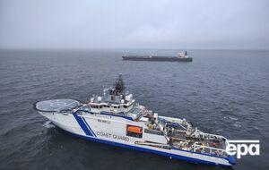 Судно пограничной службы и танкер Eagle S у полуострова Порккала Ниеми, Финляндия, 27 декабря 2024 года