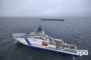 Судно пограничной службы и танкер Eagle S у полуострова Порккала Ниеми, Финляндия, 27 декабря 2024 года