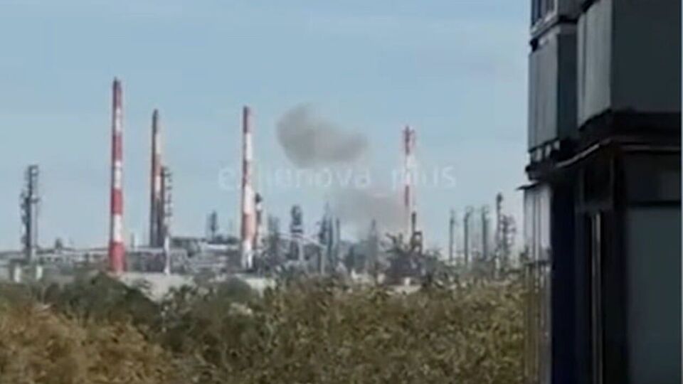 На заводе была объявлена эвакуация, проинформировали источники