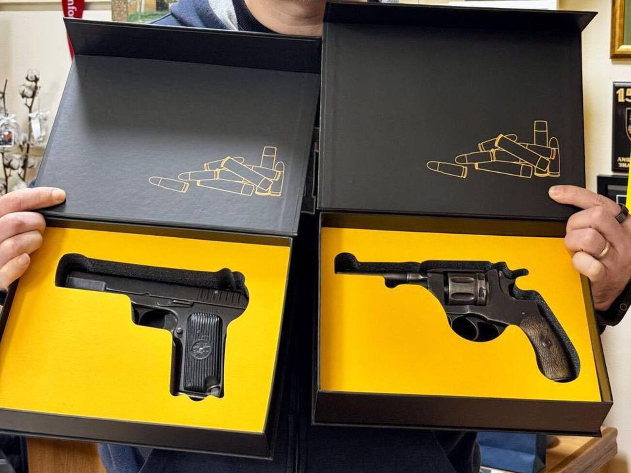 Образцы демилитаризованного оружия, которое начинает продавать "Укрпошта"