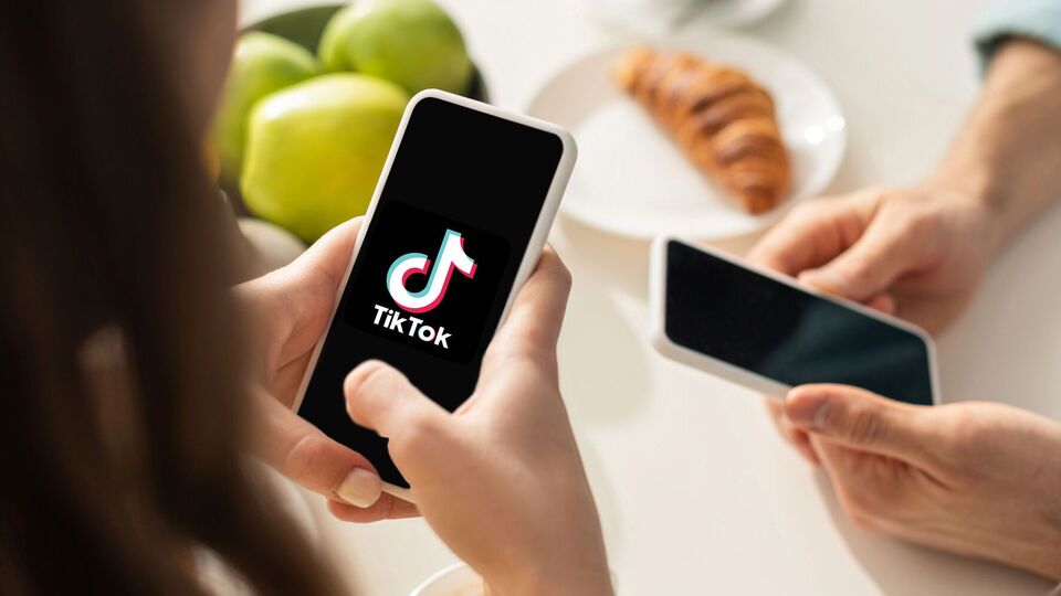 TikTok рекомендует детям сексуализированный контент
