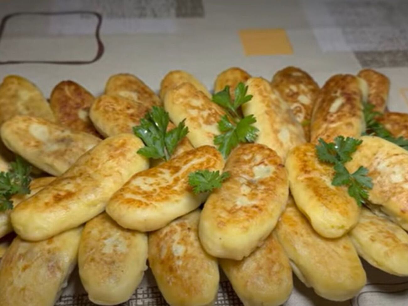 Обжарьте зразы с двух сторон до готовности