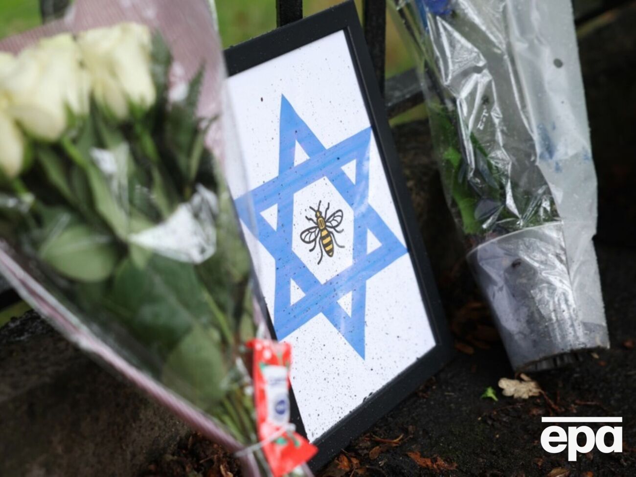 Одна из жертв, а также один пострадавший, предварительно, получили ранения, характерные для огнестрельного оружия, которого у нападавшего не было