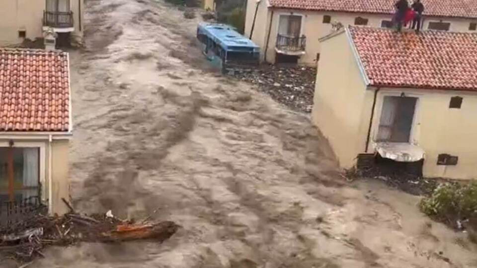 В Болгарии в отдельных регионах объявили чрезвычайное положение из-за наводнения