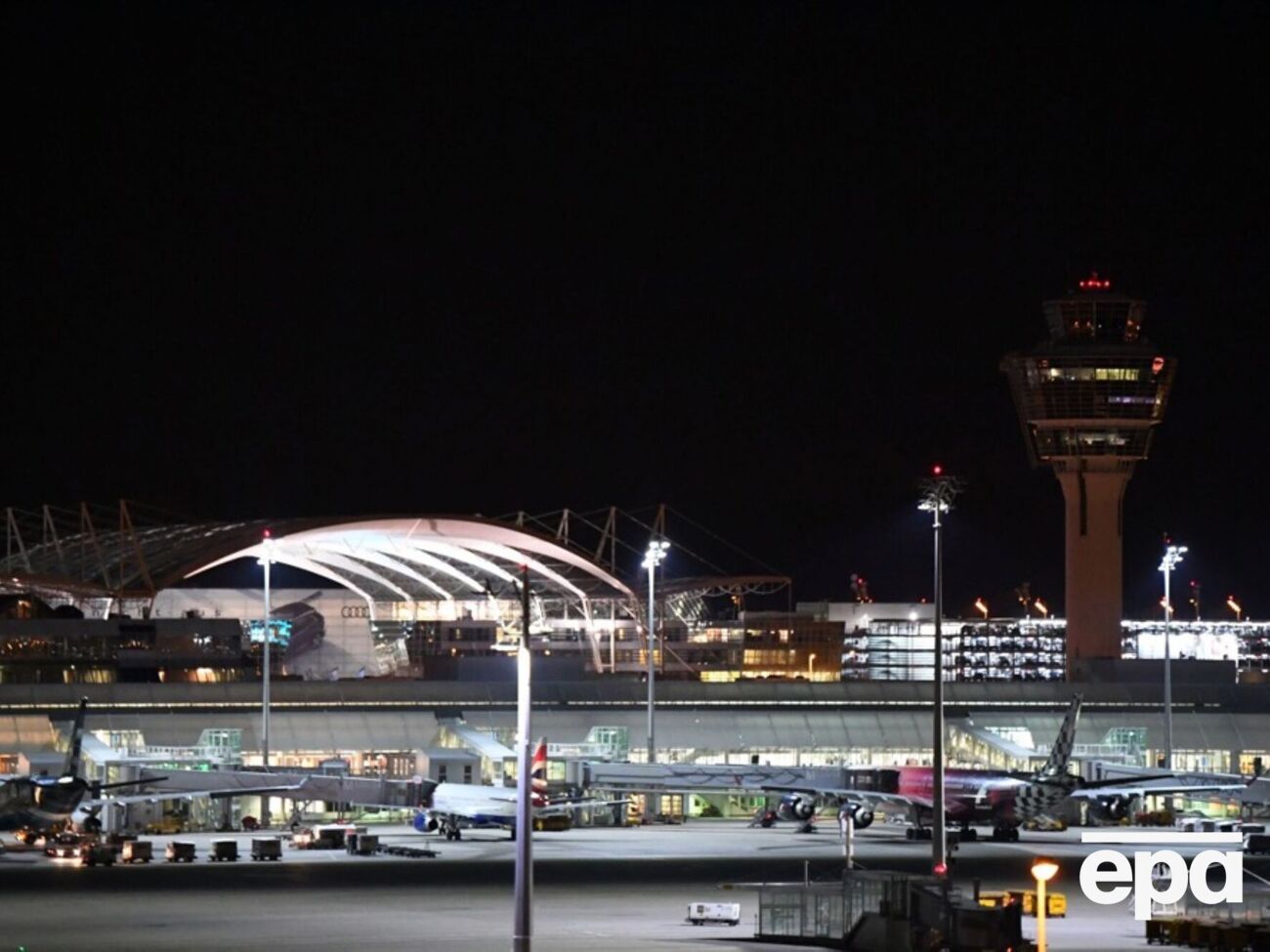 У разі підозри на наявність дронів пріоритетом є безпека пасажирів, заявили в аеропорту