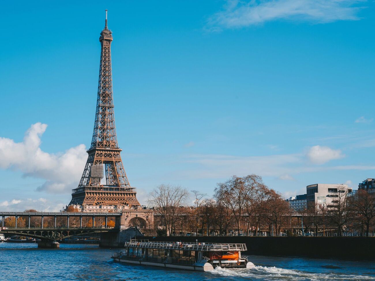 Мужчина зашел на территорию башни вечером, а, согласно записям камер наблюдения, вышел утром