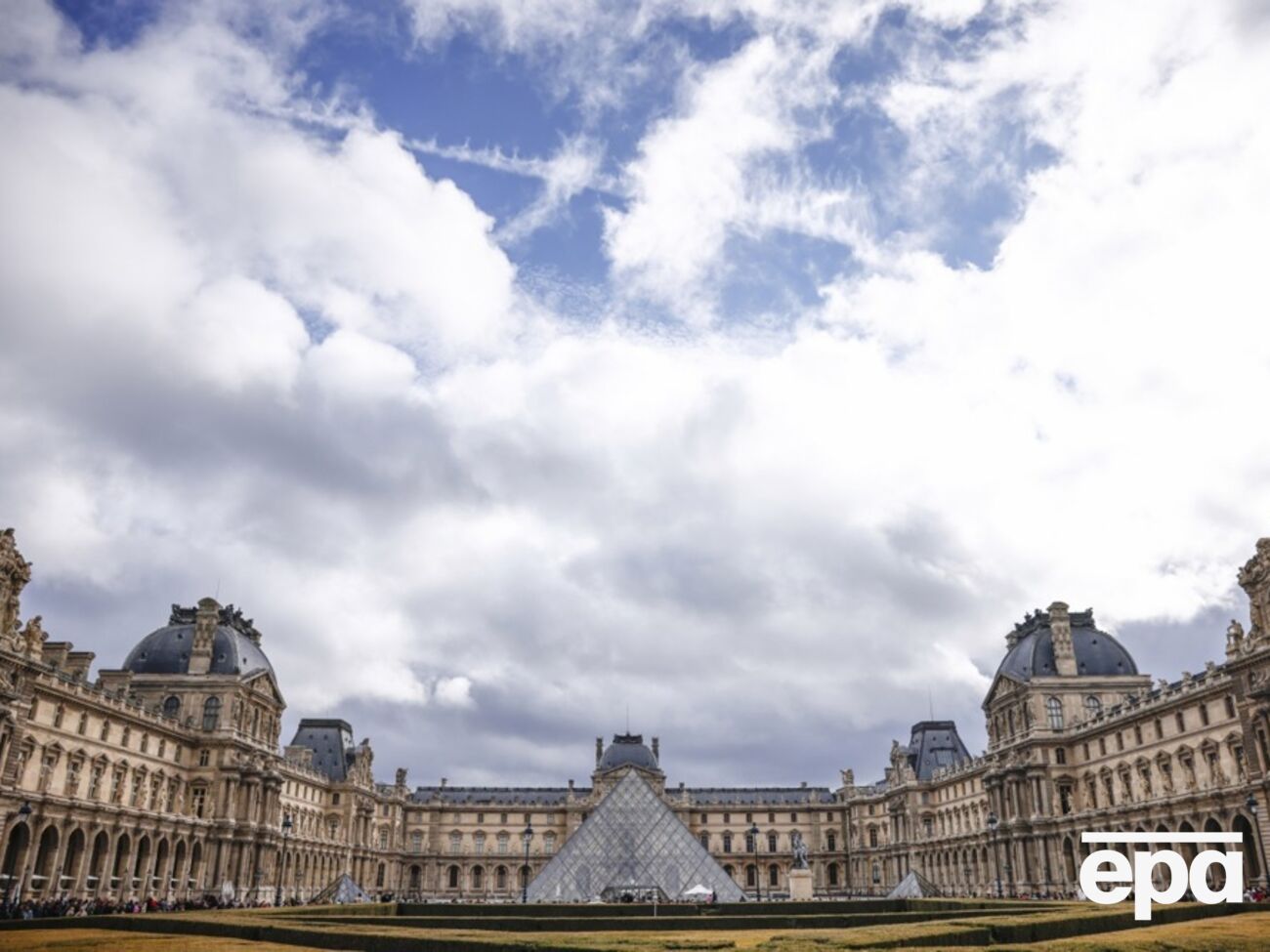 Число задержанных подозреваемых в ограблении Лувра возросло до семи