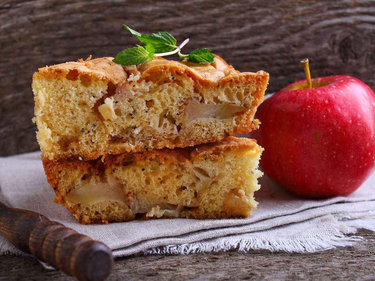 Шарлотка має соковиту яблучну начинку