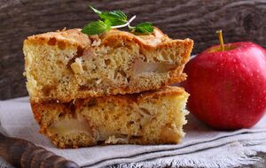 Шарлотка має соковиту яблучну начинку