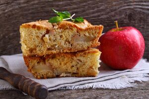 Шарлотка має соковиту яблучну начинку