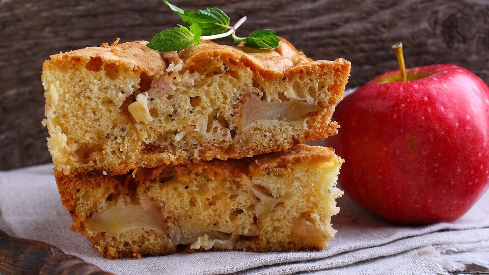 Шарлотка має соковиту яблучну начинку