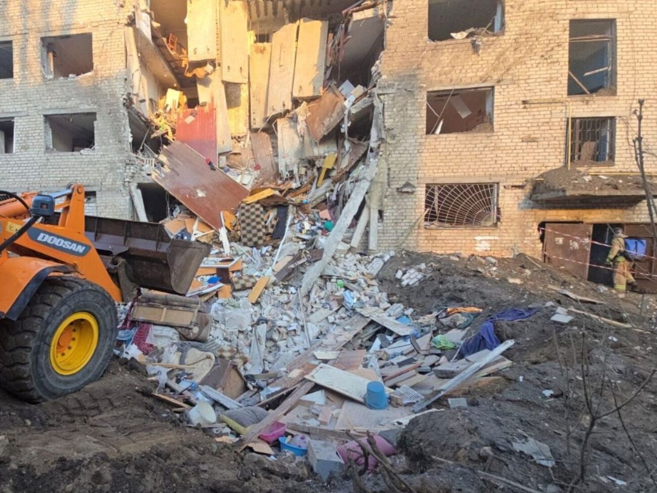 Рятувальники деблокували тіло чоловіка похилого віку з-під завалів, ще одну людину зараз шукають