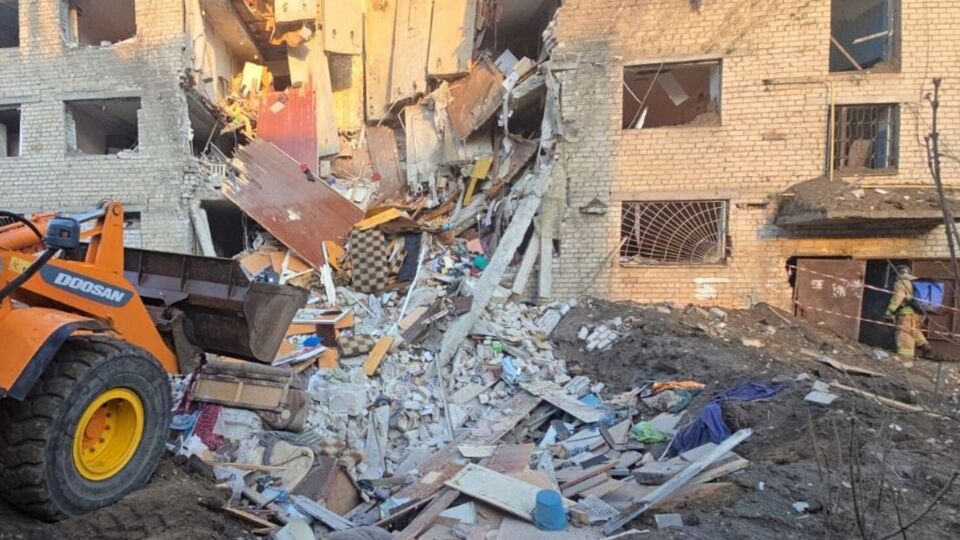 Спасатели деблокировали тело пожилого мужчины из-под завалов, еще одного человека сейчас ищут