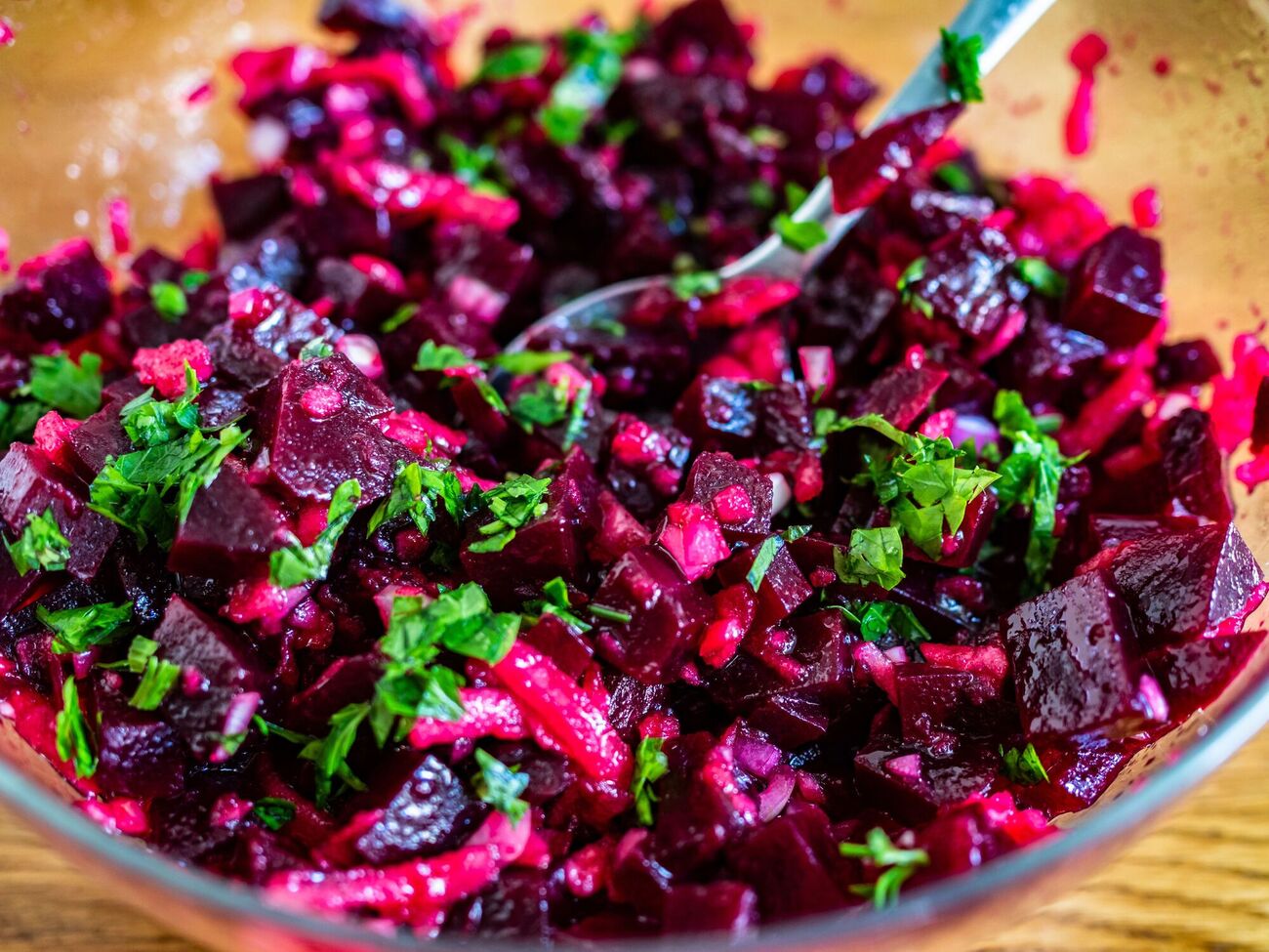 Салат заправляют оливковым маслом