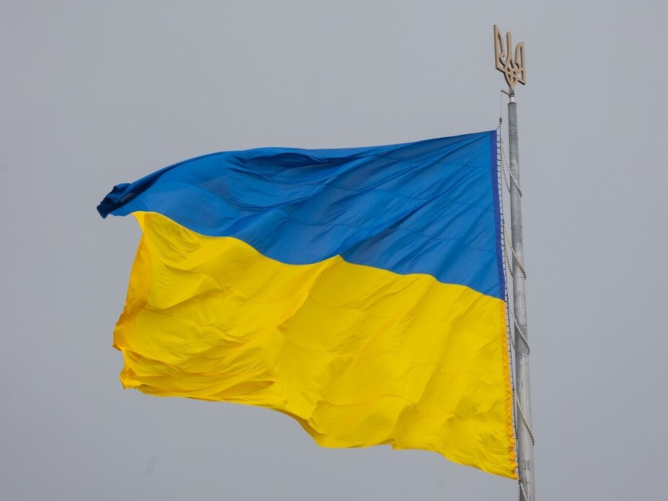 Флагшток, на котором развевается самый большой флаг Украины, установлен на Печерских холмах в Киеве