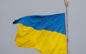 Флагшток, на котором развевается самый большой флаг Украины, установлен на Печерских холмах в Киеве