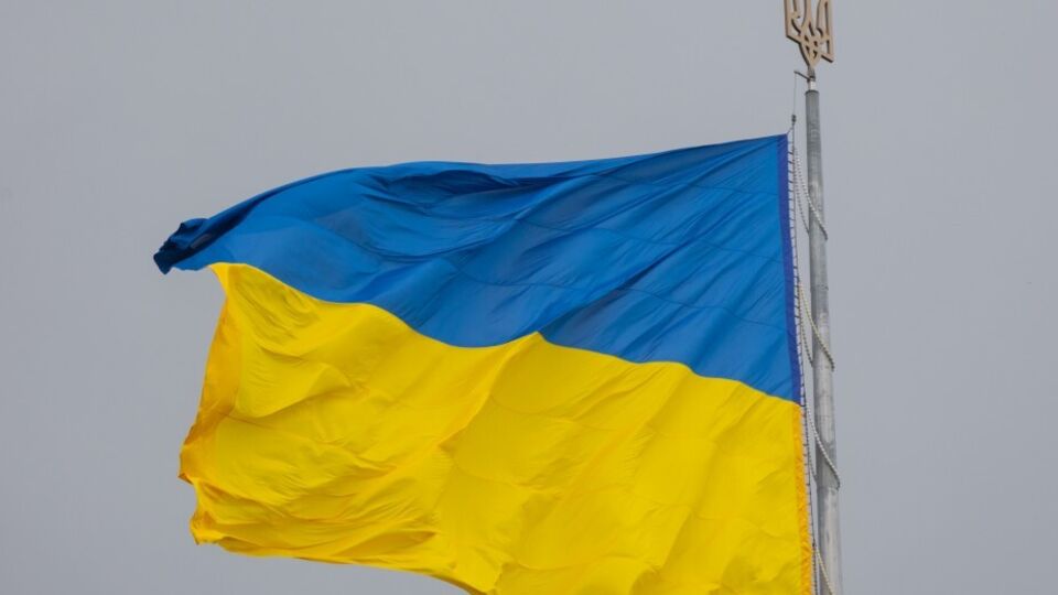 Флагшток, на котором развевается самый большой флаг Украины, установлен на Печерских холмах в Киеве