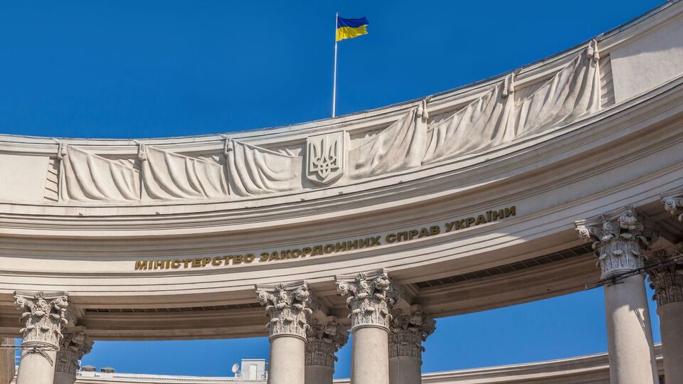 Будь-які візити на окуповану Росією територію без дозволу України є порушенням українського законодавства, зазначили в МЗС України