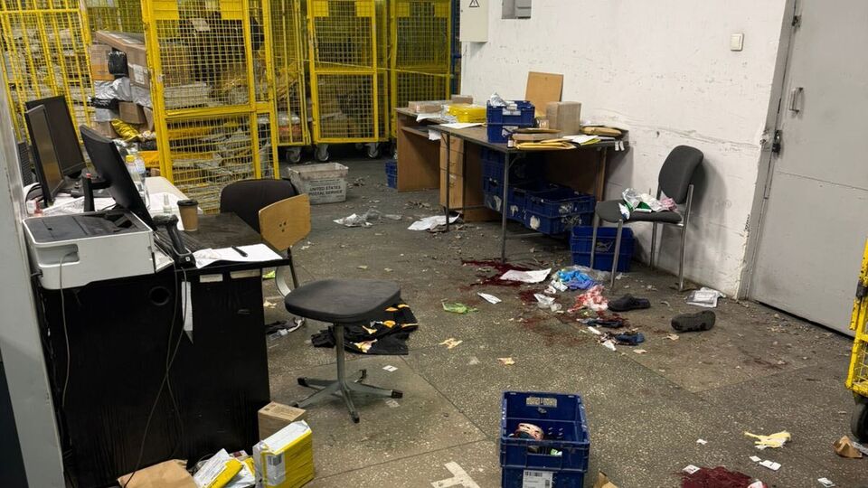 При взрыве пострадали таможенники и почтовые служащие