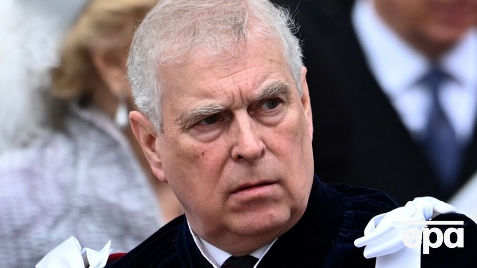 Эндрю выселен из королевского дворца