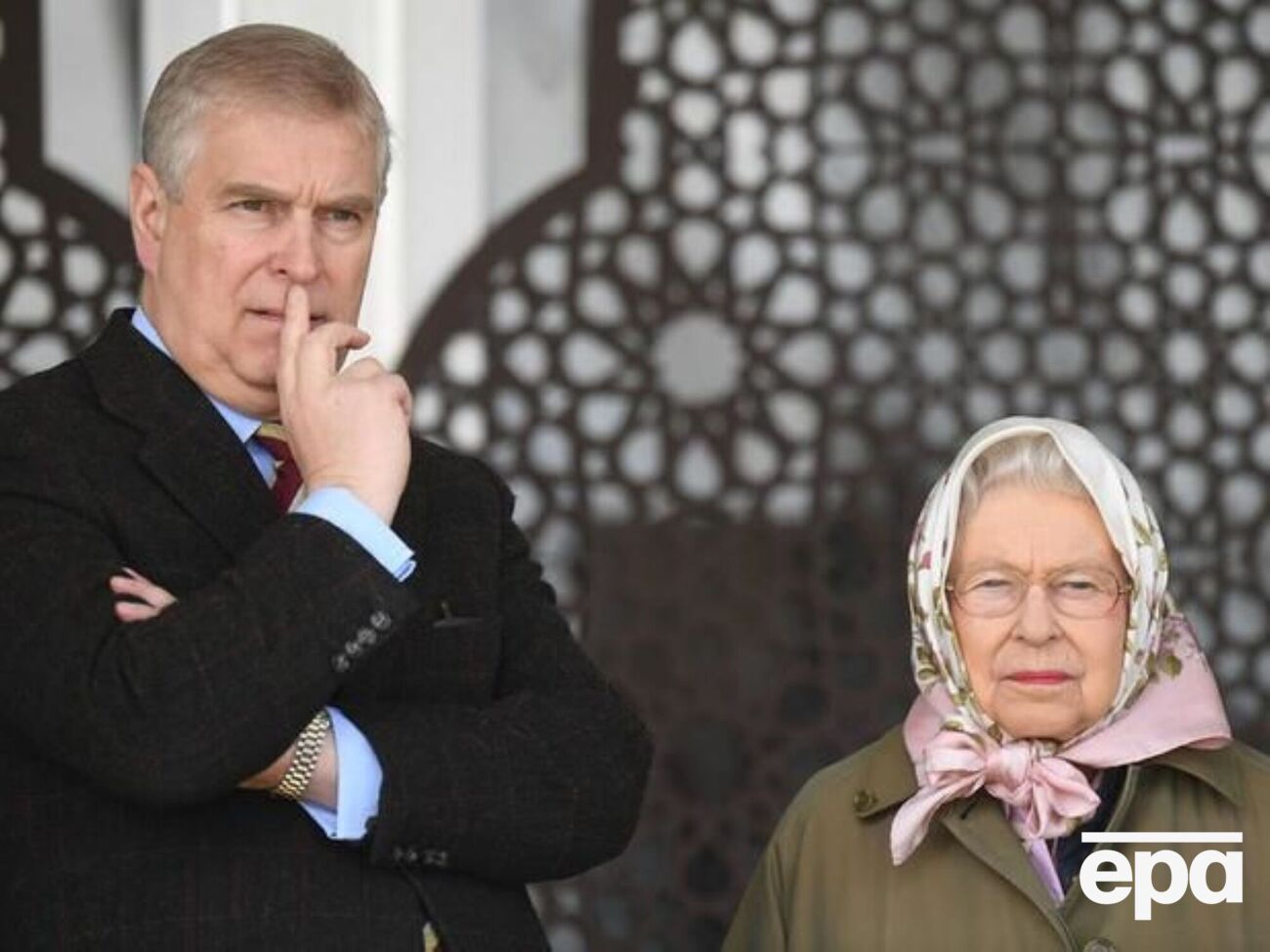 В ноябре 2019-го Елизавета II из-за секс-скандала отстранила принца Эндрю от исполнения обязанностей члена королевской семьи