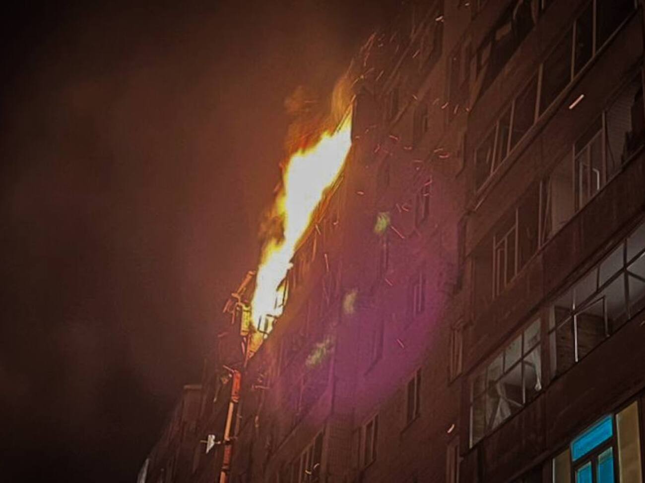 В Сумах есть попадания дронов в девятиэтажку и двухэтажный жилой дом в разных районах города, рассказали в ОВА