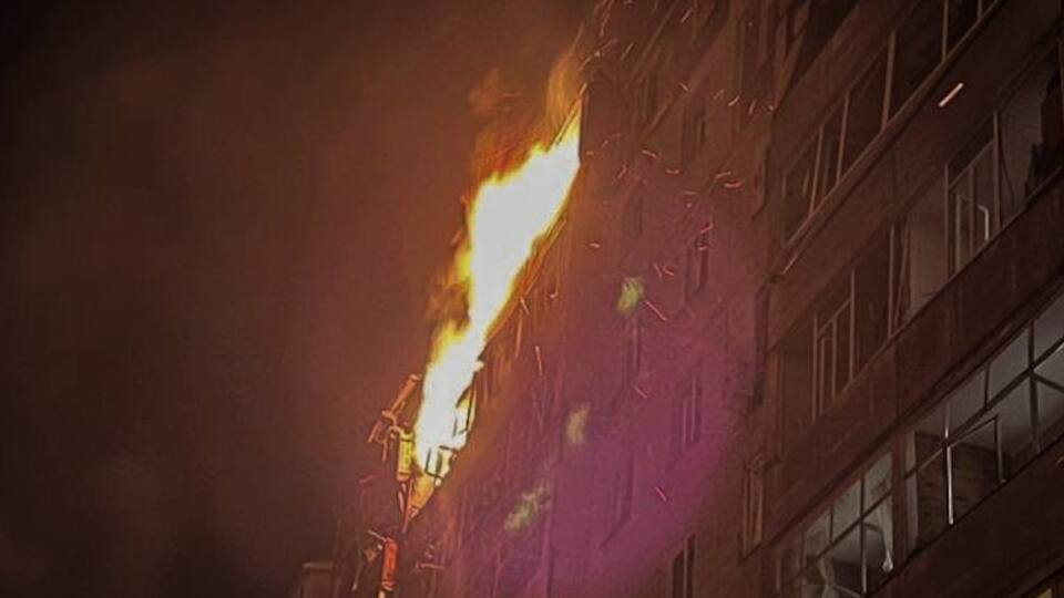 В Сумах есть попадания дронов в девятиэтажку и двухэтажный жилой дом в разных районах города, рассказали в ОВА
