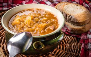 Капусняк подають гарячим